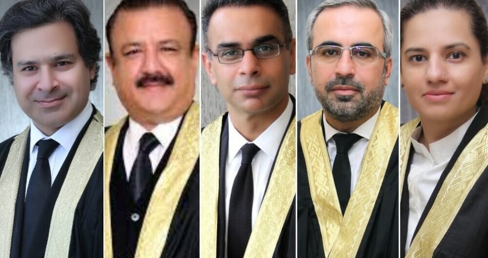 More than 300 lawyers call on the SC to form bench in response to IHC Judges' Letter under Article 184(3)